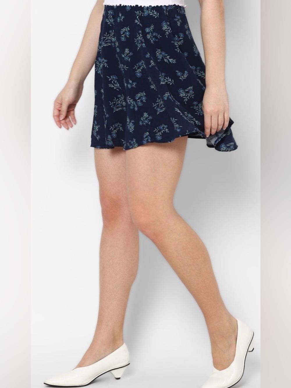 NWT AMERICAN EAGLE OUTFITTERS
Women Navy Blue Floral Printed Floral Print